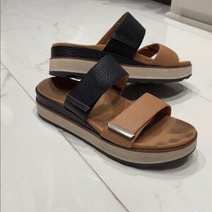 Vionic Black and Tan Slide Sandals